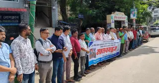 চট্টগ্রামে এখন টিভির সাংবাদিকদের ওপর হামলার প্রতিবাদে কুমিল্লায় মানববন্ধন